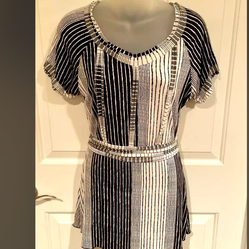 Dunia Sz M Black White Pattern Stretchy Top b1313